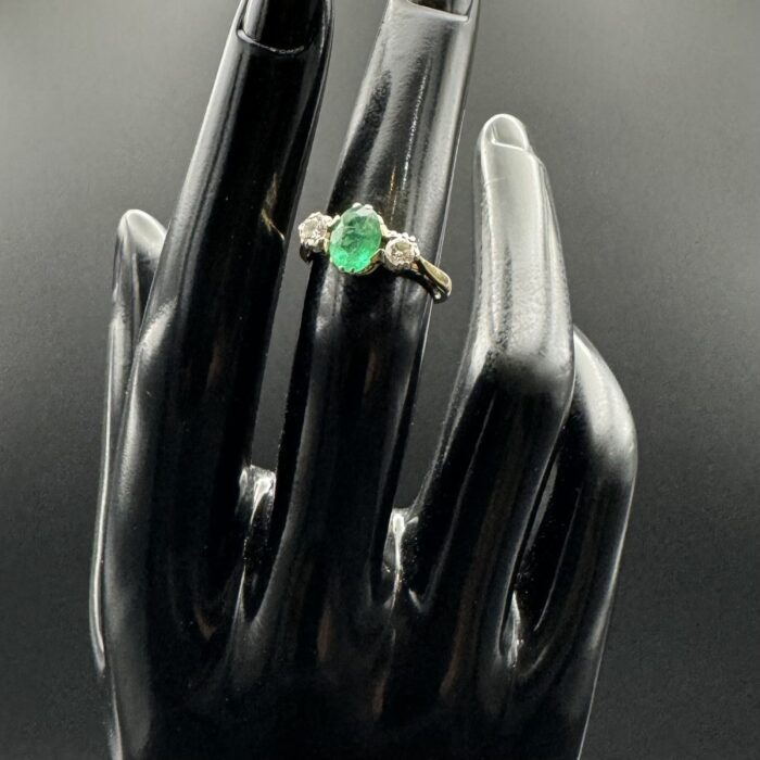 18ct Gold Diamond & Emerald Engagement Ring - Image 5